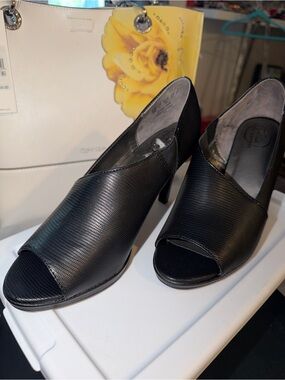 Life Stride Black Open-Toe Textured Heels